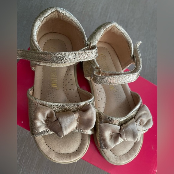 Stuart Weitzman girls toddler sandals size 7 Gold with bow detail - Picture 4 of 6